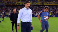Boca perdió con River 2 a 1 y el Consejo de Fútbol decidió echarlo antes del fin de la zona de grupos en el Torneo Apertura. Boca perdió con River 2 a 1 y el Consejo de Fútbol decidió echarlo antes del fin de la zona de grupos en el Torneo Apertura.