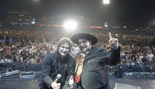 El Presidente junto al artista. El Presidente junto al artista.