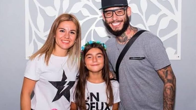 Ulises Bueno, junto a Melissa Torres y su hija Alma.