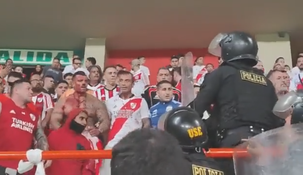 La barra de River enfrentó a la policía peruana.