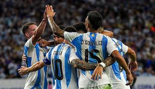 Lionel Scaloni analiza variantes ante las bajas físicas en la recta final. Lionel Scaloni analiza variantes ante las bajas físicas en la recta final.