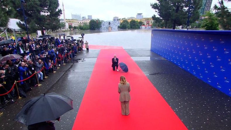 El momento en que Edi Rama se arrodilla ante Meloni.