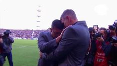 El afectuoso saludo entre Palermo y Battaglia en Mar del Plata. El afectuoso saludo entre Palermo y Battaglia en Mar del Plata.