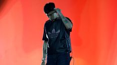 Tras el show en el Santiago Bernabéu, Duki rengueando y preocupó a sus fanáticos Tras el show en el Santiago Bernabéu, Duki rengueando y preocupó a sus fanáticos