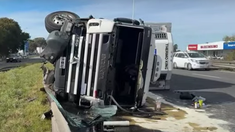 El camión que volcó tenía una cámara frigorífica vacía. El camión que volcó tenía una cámara frigorífica vacía.