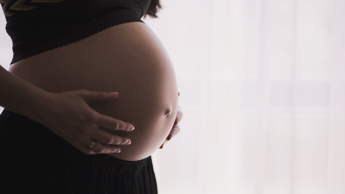 Maternidad subrogada: procesaron al director de una clínica de fertilidad por trata de personas