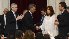 El saludo de Cristina Kirchner a Mauricio Macri en 2019, al asumir la vicepresidencia. El saludo de Cristina Kirchner a Mauricio Macri en 2019, al asumir la vicepresidencia.