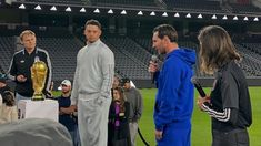 Messi volvió a tener entre sus manos la Copa del Mundo original obtenida en Qatar 2022 Messi volvió a tener entre sus manos la Copa del Mundo original obtenida en Qatar 2022