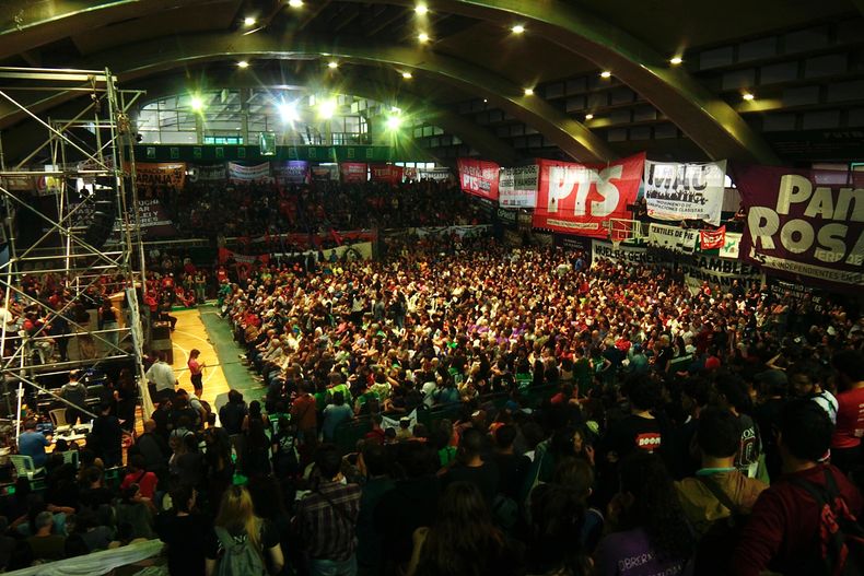 El estadio cubierto de Ferro estuvo repleto.