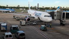 El conflicto entre la mujer y los empleados de la aerolínea Jetsmart comenzó en zona de embarque. El conflicto entre la mujer y los empleados de la aerolínea Jetsmart comenzó en zona de embarque.