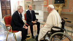 El papa Francisco junto a al embajador de Argentina ante la Santa Sede, Pablo Beltramino, y el canciller chileno, Alberto van Klaveren.