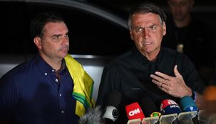 Flávio y Jair Bolsonaro. Flávio y Jair Bolsonaro.