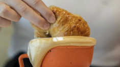 El café con leche con medialunas es un clásido infaltable en esta cafetería. El café con leche con medialunas es un clásido infaltable en esta cafetería.