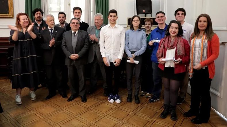 La UBA premió a 6 alumnos de sus colegios que participarán de competencias mundiales.&nbsp;