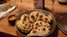 Este bodegón prepara las empanadas salteñas en horno de barro. Este bodegón prepara las empanadas salteñas en horno de barro.