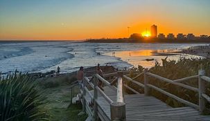 Cuenta con un atardecer tranquilo, perfecto para tomar mate frente al mar.