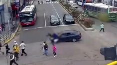 Las cámaras de seguridad registraron el brutal atropello en Lanús. Las cámaras de seguridad registraron el brutal atropello en Lanús.