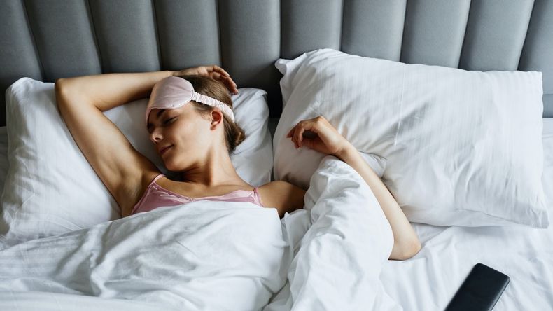 El truco para dejar el celular antes de dormir.