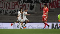 Cabrera festeja el primer gol de Banfield a River. Cabrera festeja el primer gol de Banfield a River.