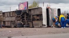 Así quedó el micro de Boca después de volcar en Mendoza. Así quedó el micro de Boca después de volcar en Mendoza.