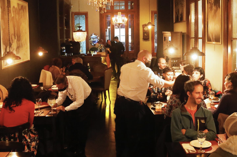 Este restaurante fusiona la buena comida, un ambiente agradable y un excelente servicio de mesa.