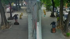 Una mujer cayó por una alcantarilla al pisar una tapa mal colocada. Una mujer cayó por una alcantarilla al pisar una tapa mal colocada.