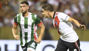 La Araña ya cabeceó y la pelota ingresará al arco de Laferrere.