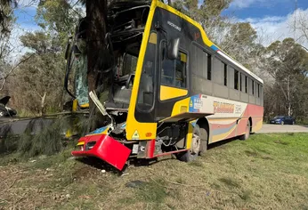 Así quedó el colectivo de la línea 202 que no logró esquivar el Ford Ka en Berisso.