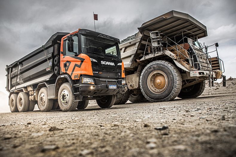 Un Scania XT off-road junto a un Dumper minero.