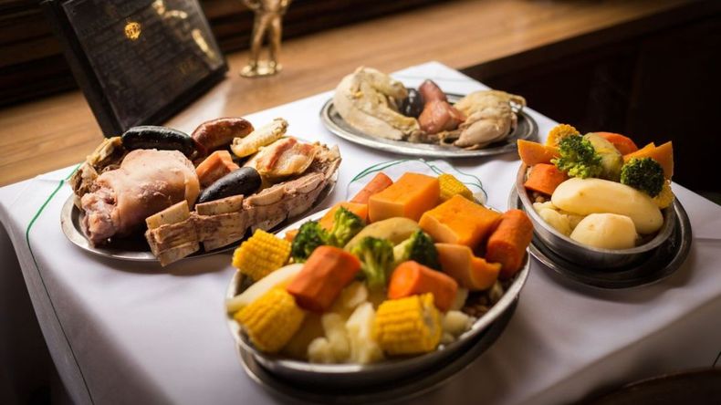 En este ambiente acogedor, se sirven deliciosas milanesas, pastas, y carnes caseras que invitan a disfrutar mientras se comparten charlas y se saborea la comida.  