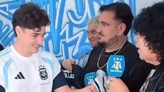 Julián Álvarez le regalo su camiseta firmada a La Mona Jiménez.