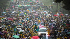 El impacto de un rayo provocó lesiones en participantes de marcha pro-Bolsonaro en Brasilia. El impacto de un rayo provocó lesiones en participantes de marcha pro-Bolsonaro en Brasilia.