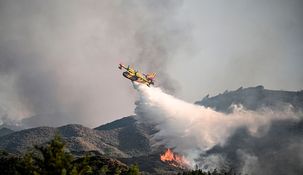 Grecia: un avión para apagar un incendio chocó y murieron los dos pilotos.