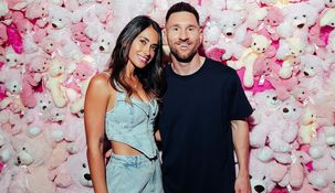 Mientras María Becerra cantaba “El amor de mi vida”, se podía observar a Messi y Antonela bailando Mientras María Becerra cantaba “El amor de mi vida”, se podía observar a Messi y Antonela bailando