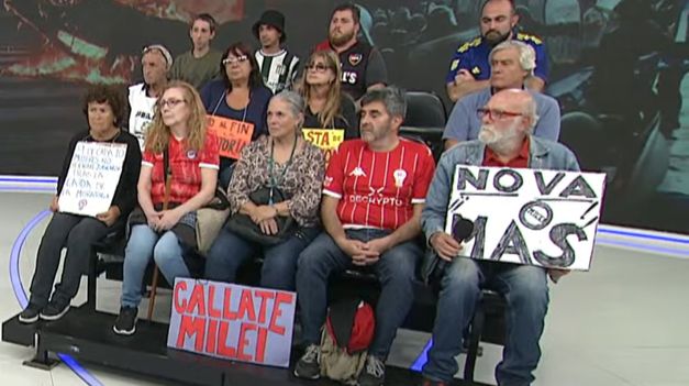 Jubilados e hinchas que participaron de la marcha de este miércoles.&nbsp;