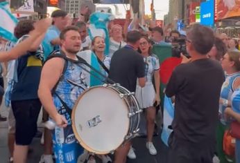 Los argentinos se concentraron en Times Square para alentar a la Selección.