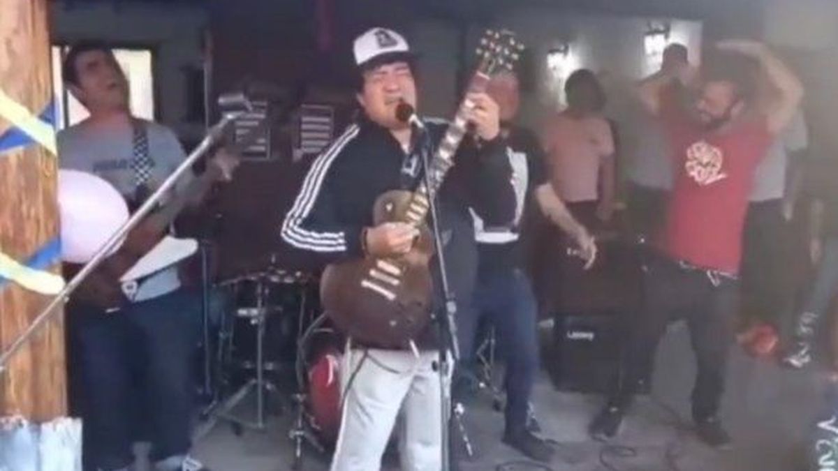 La Reaparición De Pity Álvarez Tocando Un Clásico De Intoxicados