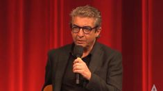 Darín suele realizar comentarios intelectuales así. Darín suele realizar comentarios intelectuales así.