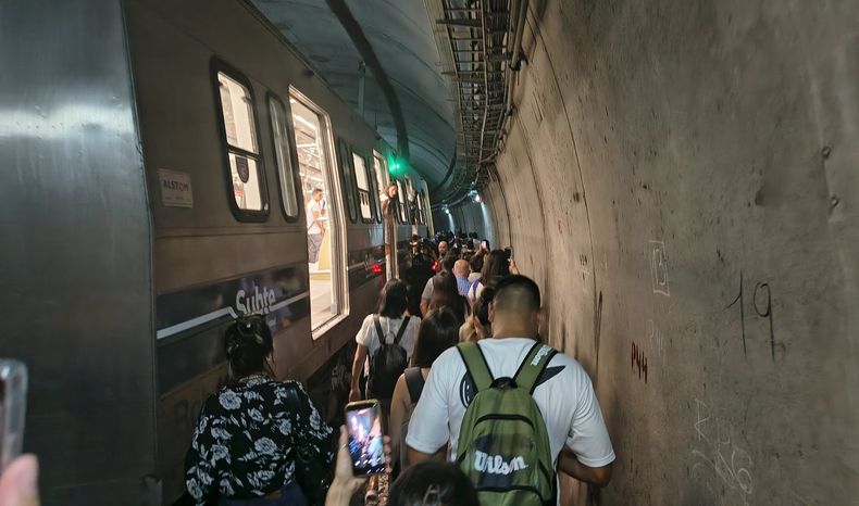 La evacuación se llevó a cabo en medio de un calor agobiante.