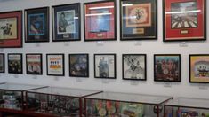 Una experiencia inmersiva para fans y curiosos, con piezas inéditas, discos, fotos y relatos que recorren toda la historia del grupo.