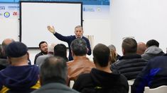 Gray expuso en la sede de la Uocra.