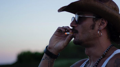 Osvaldo fue descubierto infraganti con su nueva novia y golpeó al fotógrafo