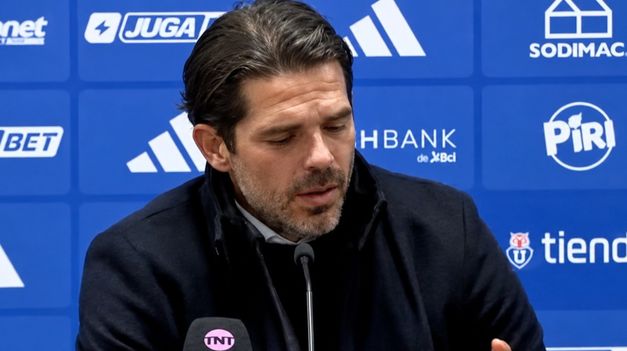 El entrenador de la U de Chile se descompensó en plena conferencia de prensa.