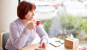 El té de rooibos, sin cafeína y naturalmente dulce, ayuda a mantener estables los niveles de glucosa en sangre, ideal para personas con diabetes.