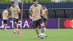 Lionel Messi realizó ejercicios con la pelota y continúa recuperándose de cara al partido con Ecuador. Lionel Messi realizó ejercicios con la pelota y continúa recuperándose de cara al partido con Ecuador.