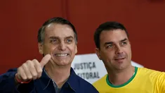 Jair Bolsonaro designó al mayor de sus hijos, el senador Flavio, como su heredero político. Jair Bolsonaro designó al mayor de sus hijos, el senador Flavio, como su heredero político.