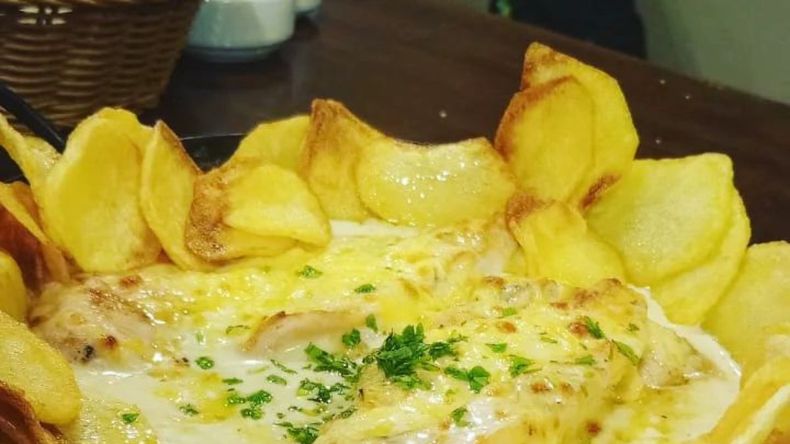 Una de sus propuestas más innovadoras y popular en las redes sociales es la milanesa de entraña.  