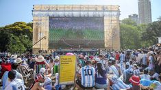 Los partidos del Mundial Qatar 2022 se vieron por pantalla gigante en la Plaza Seeber del barrio porteño de Palermo. Los partidos del Mundial Qatar 2022 se vieron por pantalla gigante en la Plaza Seeber del barrio porteño de Palermo.
