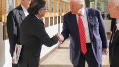 El saludo de Trump y Petro. El saludo de Trump y Petro.