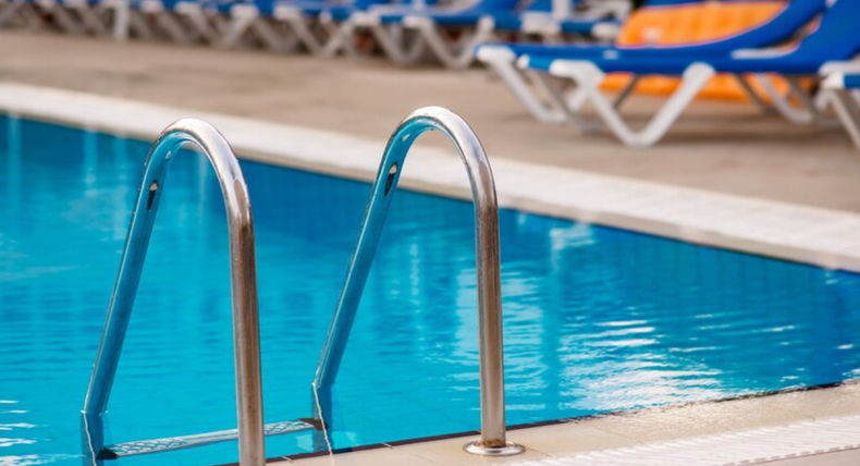 Usuario de TikTok muestra el antes y después de su piscina tras aplicar un truco casero.